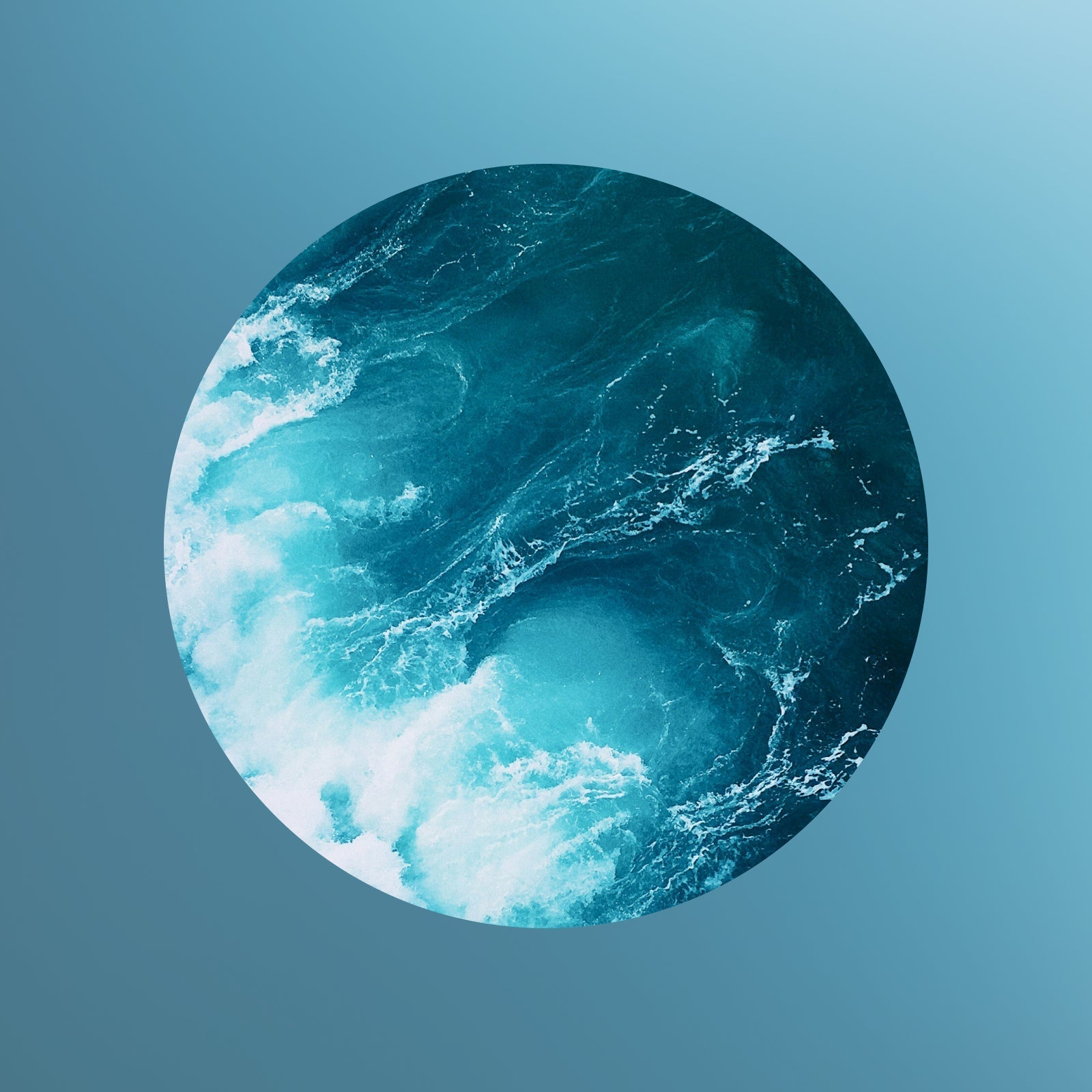 Ein kreisförmiges Bild von Meereswellen mit weißem Schaum vor einem glatten blauen Hintergrund mit Farbverlauf. Der Kreis umrahmt die dynamische Bewegung des Wassers in einer ruhigen, minimalistischen Umgebung.