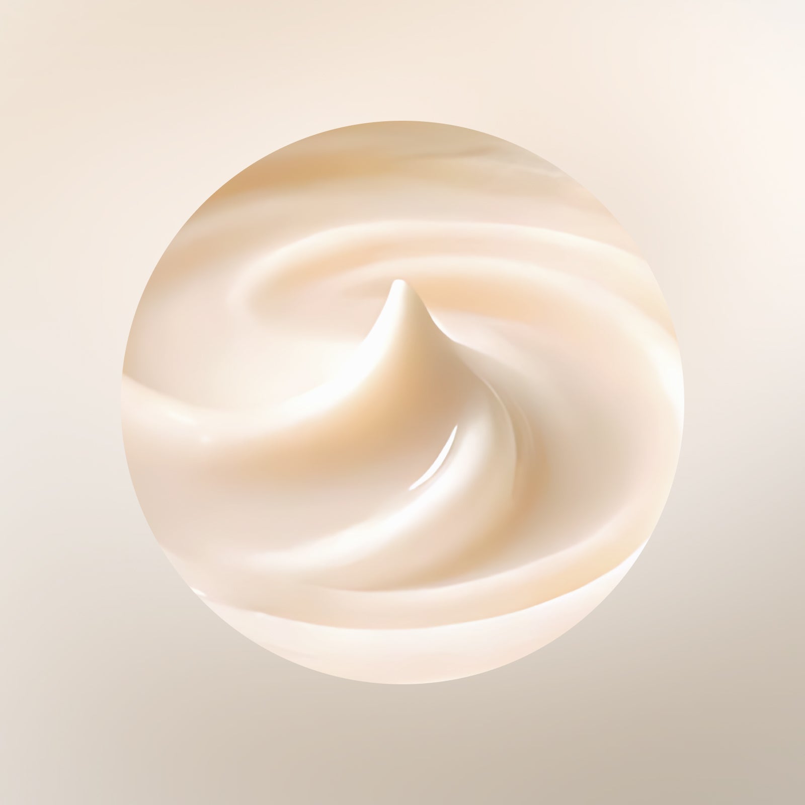 Eine Nahaufnahme eines Wirbels aus cremiger, beigefarbener Lotion oder Creme mit glatter, glänzender Textur vor einem weichen, hellen Hintergrund.