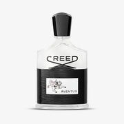 Aventus von Creed wird in einer klaren Glasflasche mit schwarzer Kappe und Etikett geliefert, die den Markennamen und AVENTUS auf der Vorderseite sowie ein weißes Rechteck mit der Illustration eines Pferdes und eines Reiters trägt.