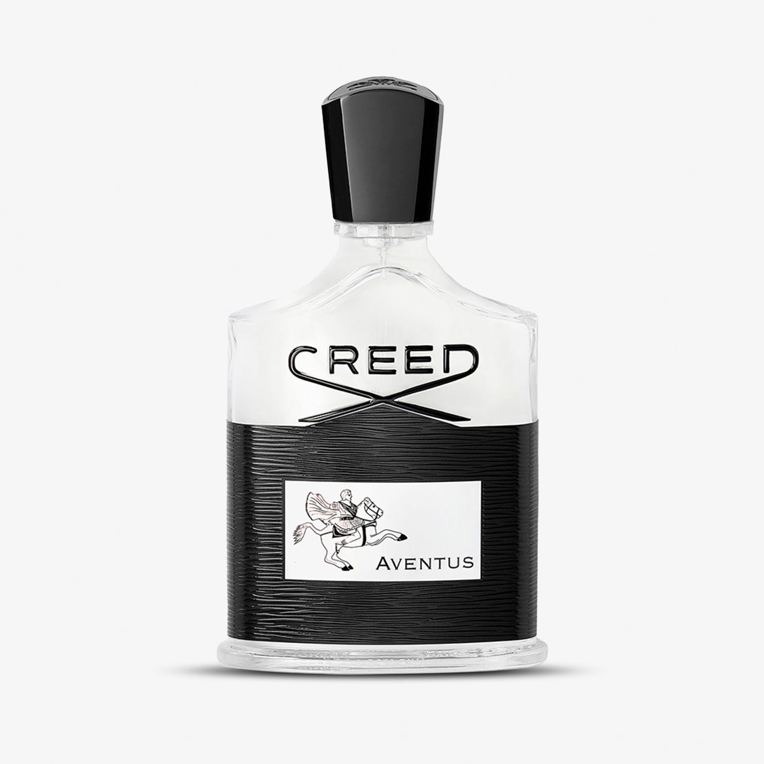 Aventus von Creed wird in einer klaren Glasflasche mit schwarzer Kappe und Etikett geliefert, die den Markennamen und AVENTUS auf der Vorderseite sowie ein weißes Rechteck mit der Illustration eines Pferdes und eines Reiters trägt.