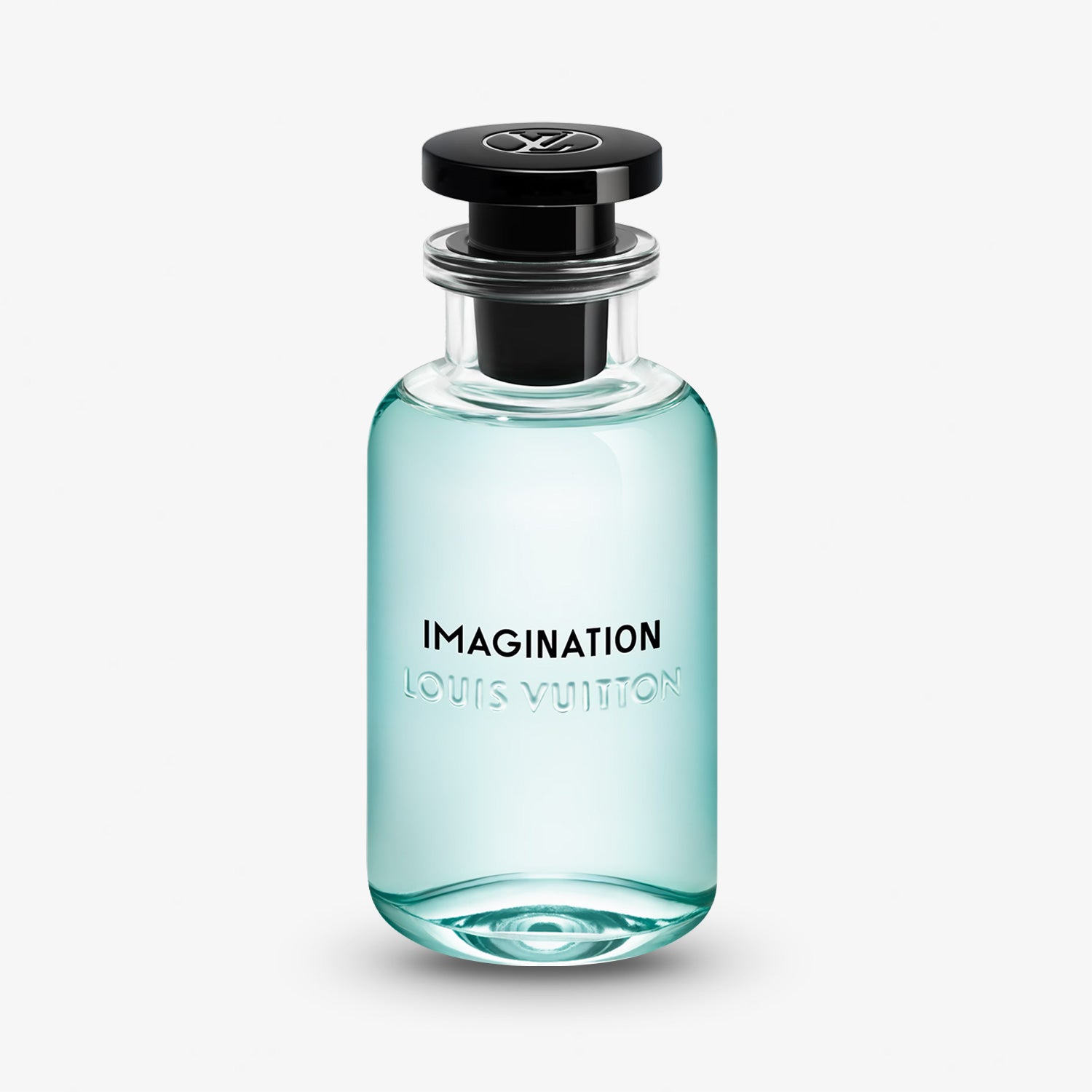 Ein gläserner Flakon des Parfums Louis Vuitton Imagination, gefüllt mit hellblauer Flüssigkeit und verschlossen mit einer schwarzen Kappe mit dem Markenlogo, steht vor einem schlichten weißen Hintergrund.